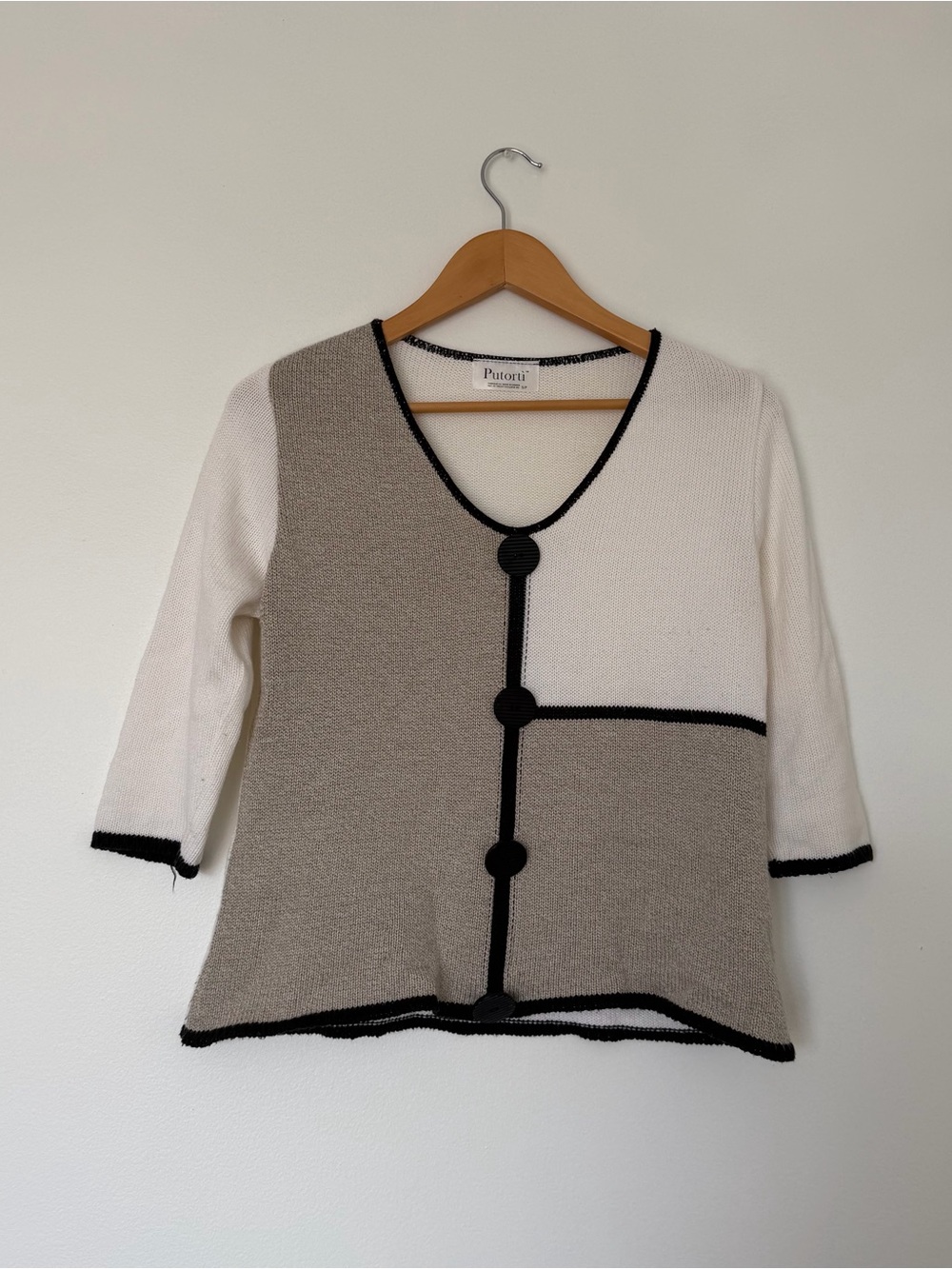 Colorblock V-Neck Knit Sweater in Beige and White 3/4 length sleeve
